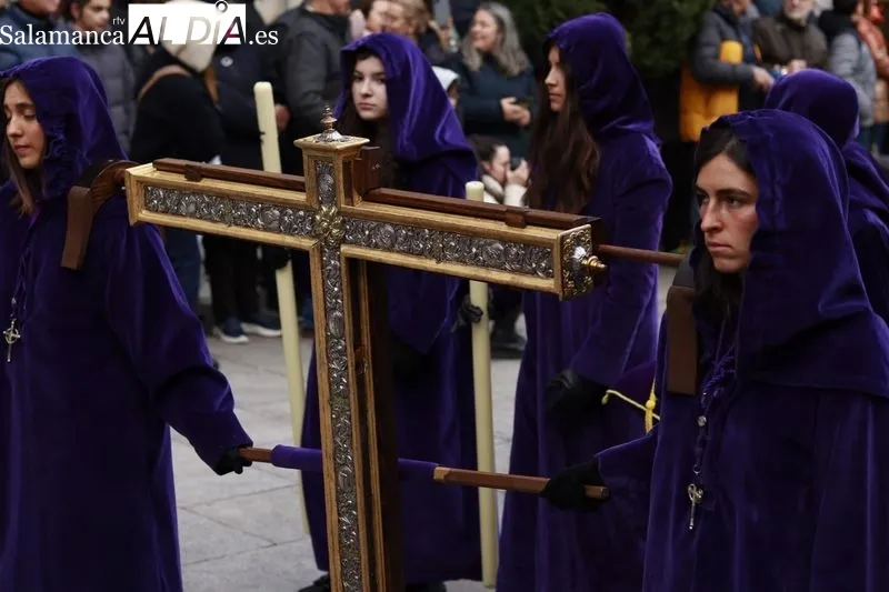 Salida de la procesión de Nuestro Padre Jesús Nazareno y Santo Entierro y la fuerte tromba de agua y granizo que ha obligado de regresar a la iglesia. Fotos: Raúl Riego
