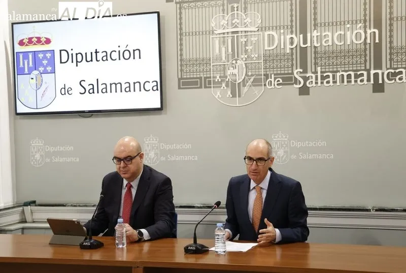 El diputado de Presidencia, Carlos García Sierra, junto al presidente de la institución provincial, Javier Iglesias, en La Salina. Foto de David Sañudo