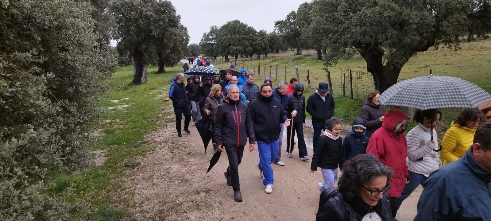 Foto 3 - M&aacute;s de 200 personas desaf&iacute;an a la lluvia y participan en la II Marcha Inclusiva en favor de Aspaym