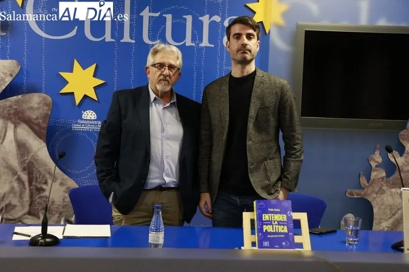 Pablo Simón ha presentado su libro 'Entender la política' en un acto organizado por el Ateneo de Salamanca en el Liceo. Fotos: Raúl Riego