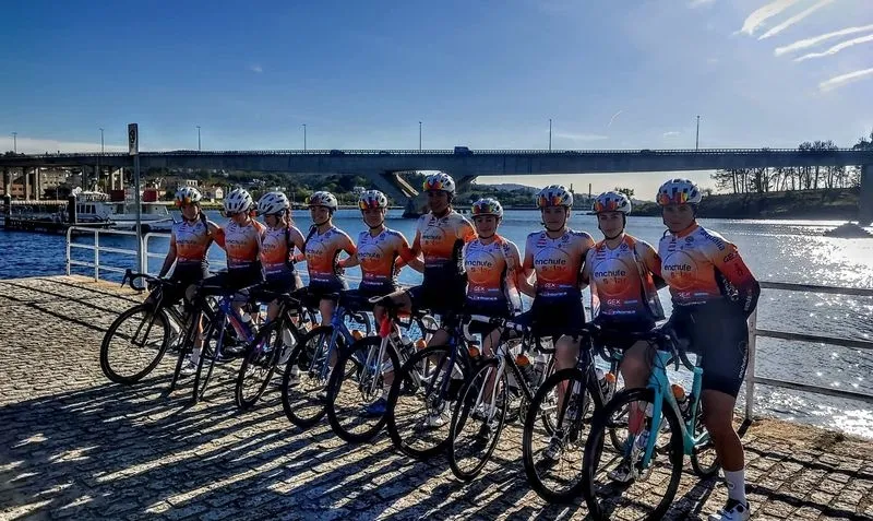Ciclistas del EnchufeSolar Fem. Foto EnchufeSolar Fem