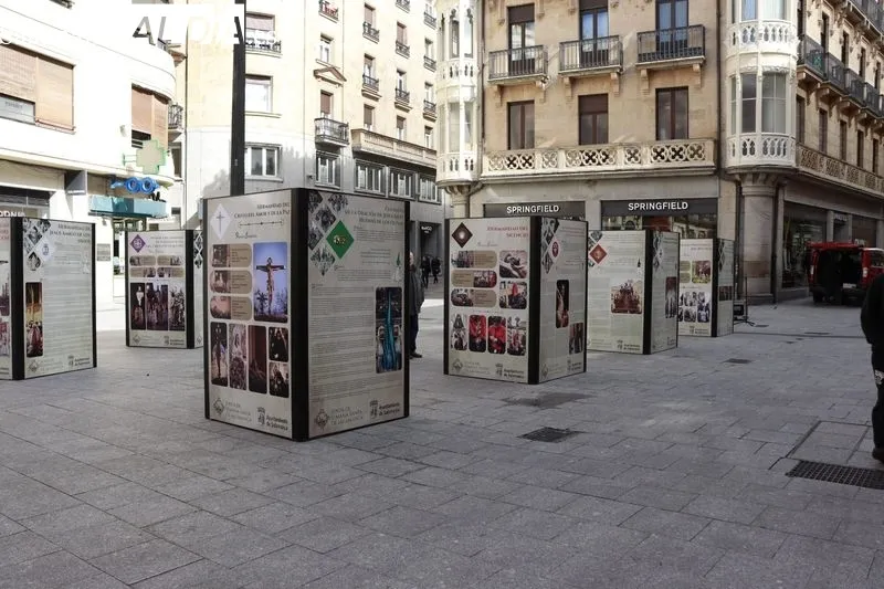 La Plaza del Liceo acoge hasta el 31 de marzo la muestra ‘Historia de nuestras cofradías, hermandades y congregaciones’. Foto de Raúl Riego