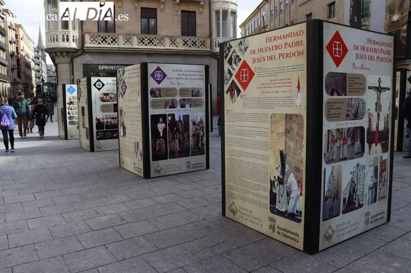 La Plaza del Liceo acoge hasta el 31 de marzo la muestra ‘Historia de nuestras cofradías, hermandades y congregaciones’. Foto de Raúl Riego
