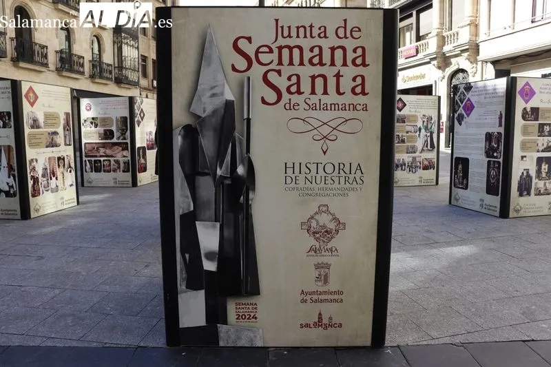 La Plaza del Liceo acoge hasta el 31 de marzo la muestra ‘Historia de nuestras cofradías, hermandades y congregaciones’. Foto de Raúl Riego