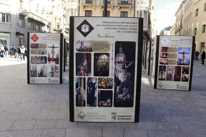 La Plaza del Liceo acoge hasta el 31 de marzo la muestra ‘Historia de nuestras cofradías, hermandades y congregaciones’. Foto de Raúl Riego