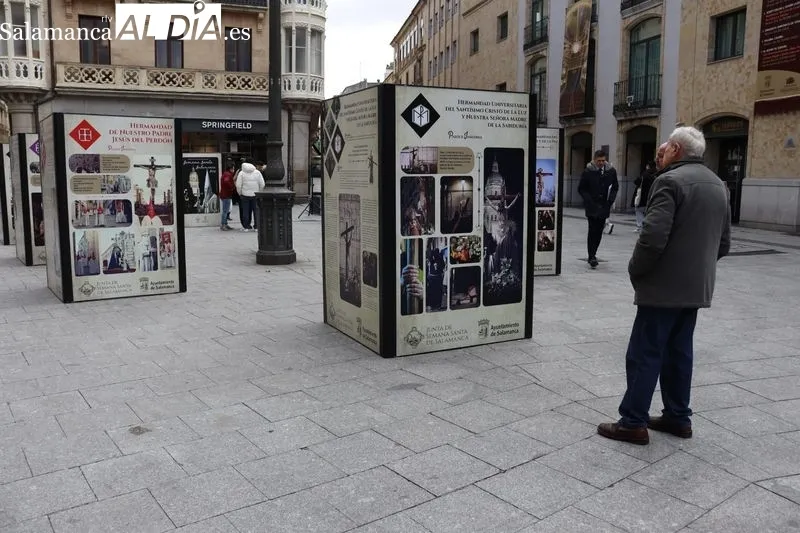 La Plaza del Liceo acoge hasta el 31 de marzo la muestra ‘Historia de nuestras cofradías, hermandades y congregaciones’. Foto de Raúl Riego