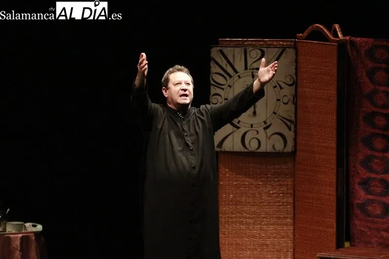 Komo Teatro ha representado en Salamanca 'Aquí va a pasar algo muy gordo'. Fotos: Raúl Riego