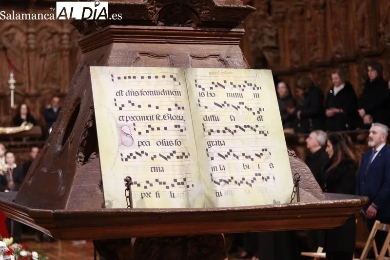 Tradicional acto del ‘Poeta ante la cruz’ con Mónica Velasco, el Coro Francisco Salinas y Alberto Iglesias al órgano. Fotos: Raúl Riego