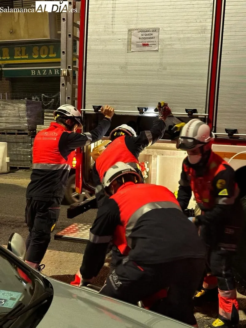 Bomberos y Policía Nacional a las puertas del bar de la carretera de Ledesma