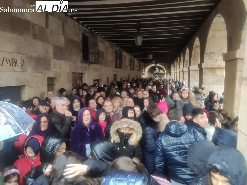Salida de la procesión de Nuestro Padre Jesús Nazareno y Santo Entierro y la fuerte tromba de agua y granizo que ha obligado de regresar a la iglesia. Fotos: Raúl Riego