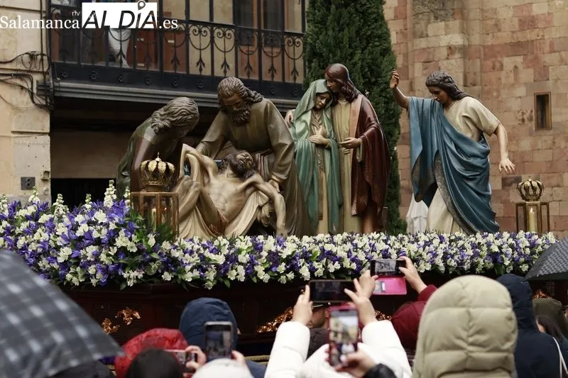 Salida de la procesión de Nuestro Padre Jesús Nazareno y Santo Entierro y la fuerte tromba de agua y granizo que ha obligado de regresar a la iglesia. Fotos: Raúl Riego