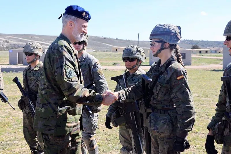 El Rey Felipe ha visitado a su hija la Princesa Leonor durante sus ejercios de entrenamiento militar en el Centro Nacional de Adiestramiento de San Gregorio - CASA S.M. EL REY