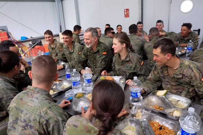 El Rey Felipe ha visitado a su hija la Princesa Leonor durante sus ejercios de entrenamiento militar en el Centro Nacional de Adiestramiento de San Gregorio - CASA S.M. EL REY