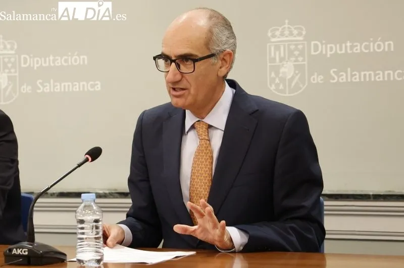 El presidente de la Diputación de Salamanca, Javier Iglesias, en La Salina. Foto de David Sañudo