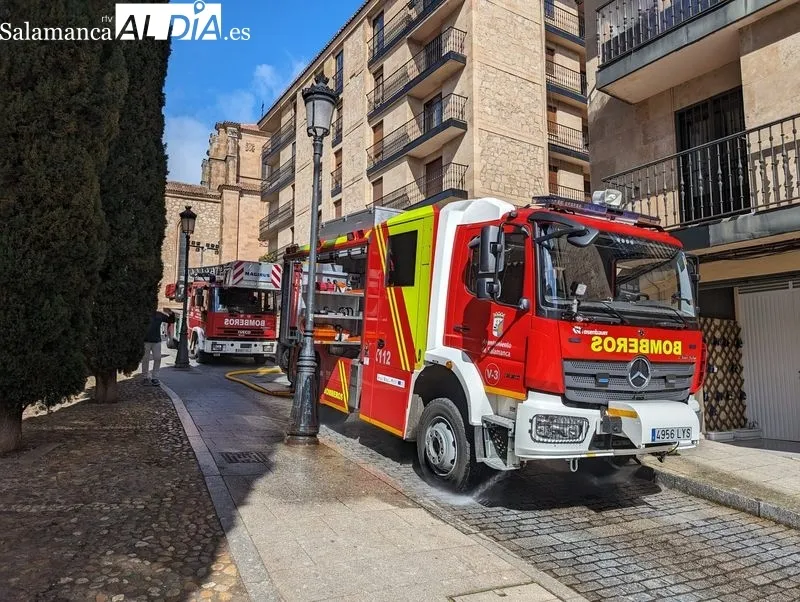 Despliegue de los Bomberos, con motivo del incendio en una vivienda de la calle Fonseca. Foto David Sañudo