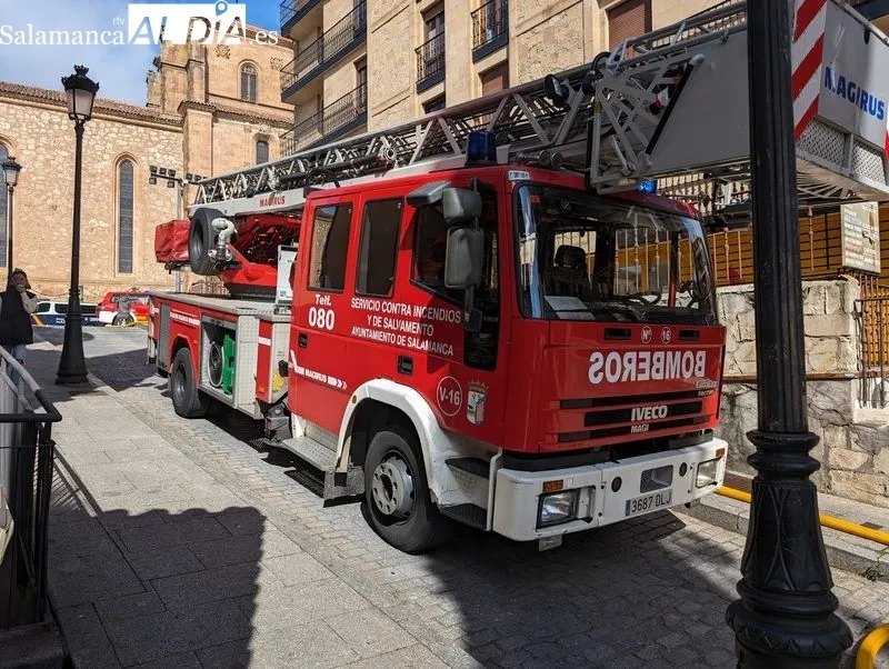 Despliegue de los Bomberos, con motivo del incendio en una vivienda de la calle Fonseca. Foto David Sañudo