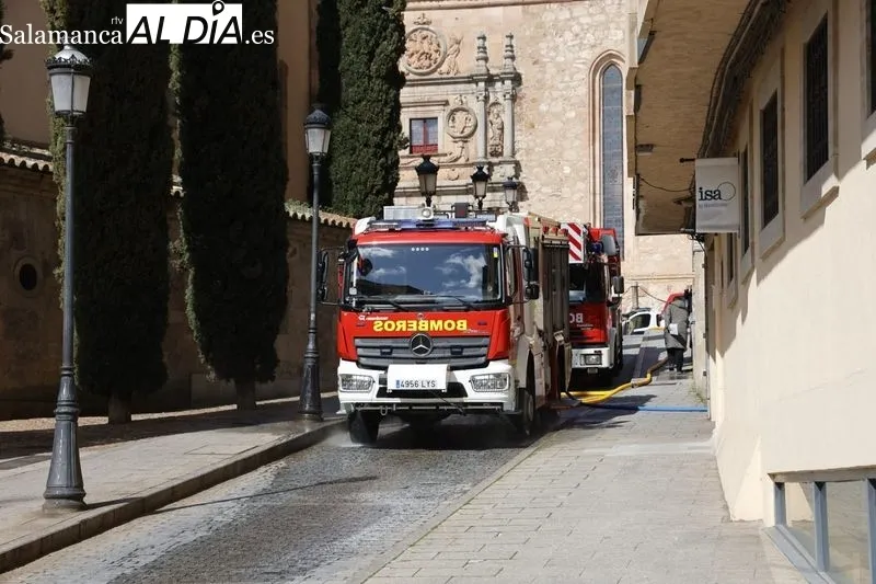 Despliegue de los Bomberos, con motivo del incendio en una vivienda de la calle Fonseca. Foto David Sañudo