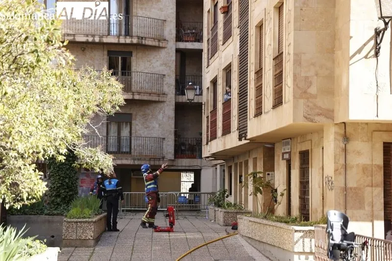 Despliegue de los Bomberos, con motivo del incendio en una vivienda de la calle Fonseca. Foto David Sañudo