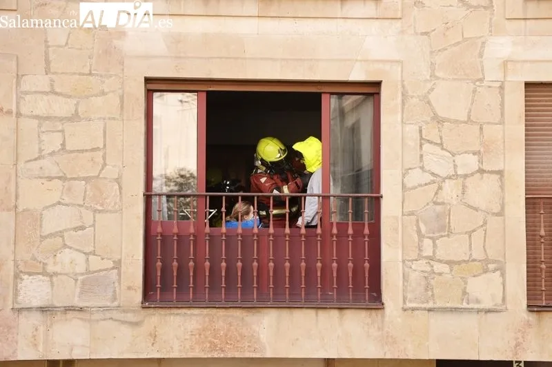 Despliegue de los Bomberos, con motivo del incendio en una vivienda de la calle Fonseca. Foto David Sañudo