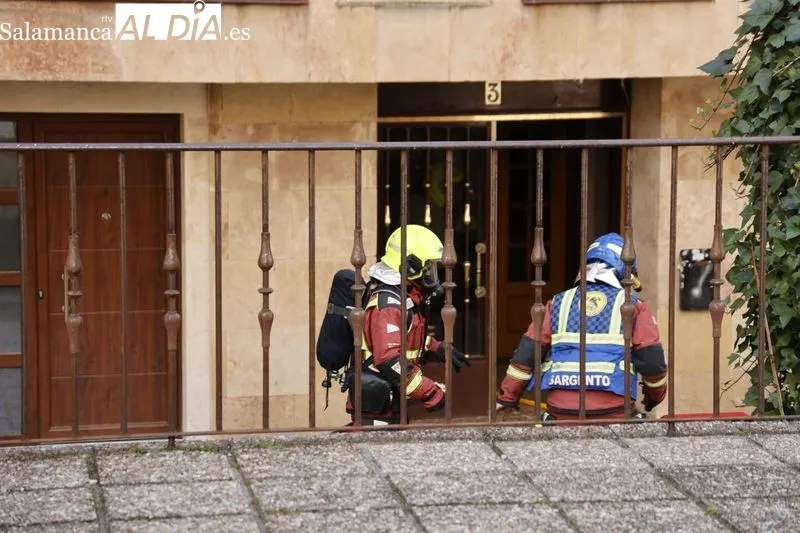 Despliegue de los Bomberos, con motivo del incendio en una vivienda de la calle Fonseca. Foto David Sañudo