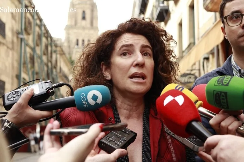 Declaraciones de la concejala del PSOE en el Ayuntamiento de Salamanca, Elvira Sánchez. Foto de Raúl Riego