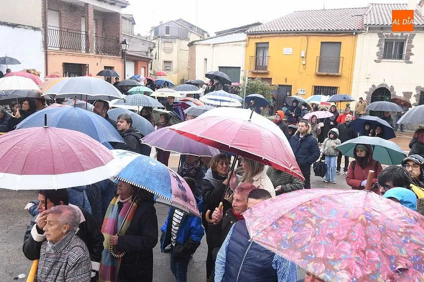 Foto 2 - Serradilla del Arroyo se vuelca con su Pasi&oacute;n pese a la visita de la lluvia