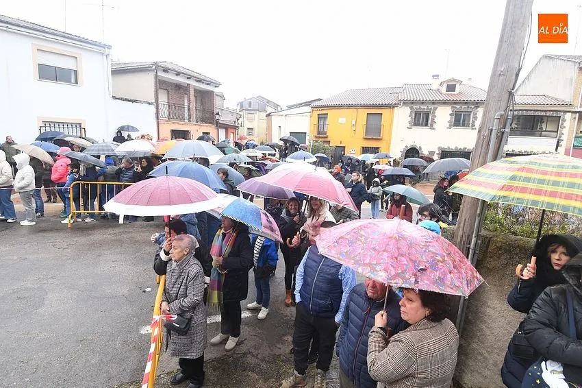 Foto 4 - Serradilla del Arroyo se vuelca con su Pasi&oacute;n pese a la visita de la lluvia