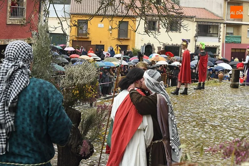 Foto 7 - Serradilla del Arroyo se vuelca con su Pasi&oacute;n pese a la visita de la lluvia