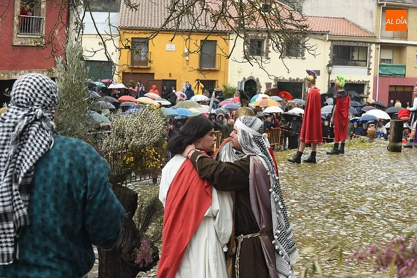 Foto 8 - Serradilla del Arroyo se vuelca con su Pasi&oacute;n pese a la visita de la lluvia