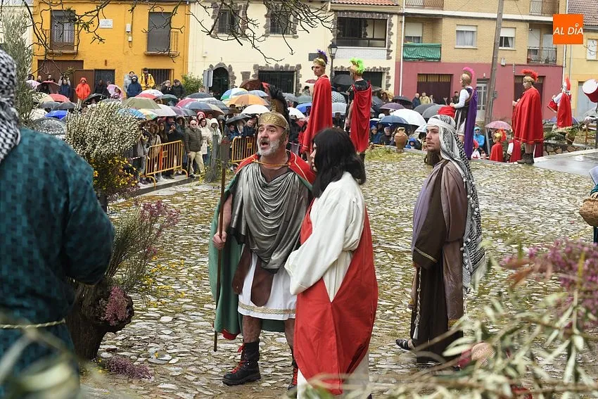 Foto 9 - Serradilla del Arroyo se vuelca con su Pasi&oacute;n pese a la visita de la lluvia