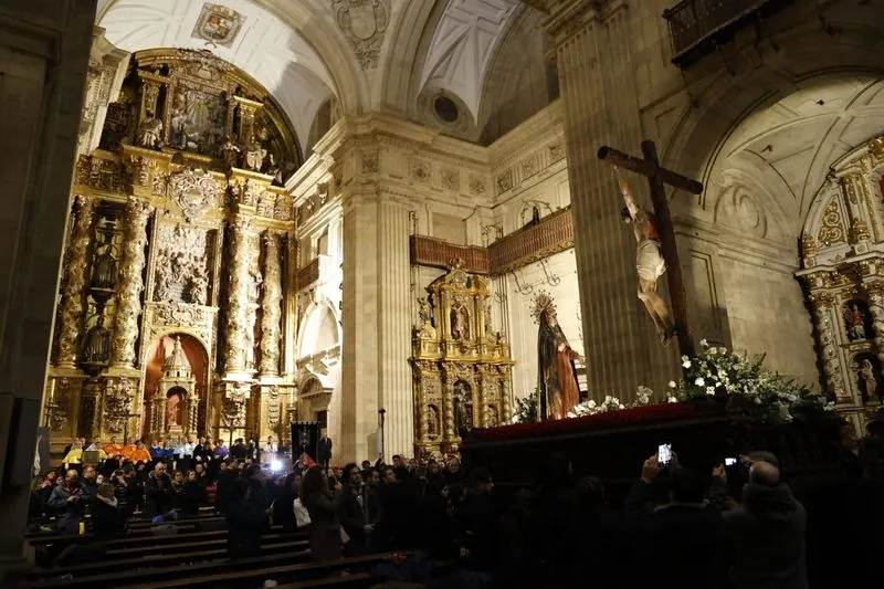 Celebración en La Clerecía tras la suspensión de la procesión. Foto: David Sañudo