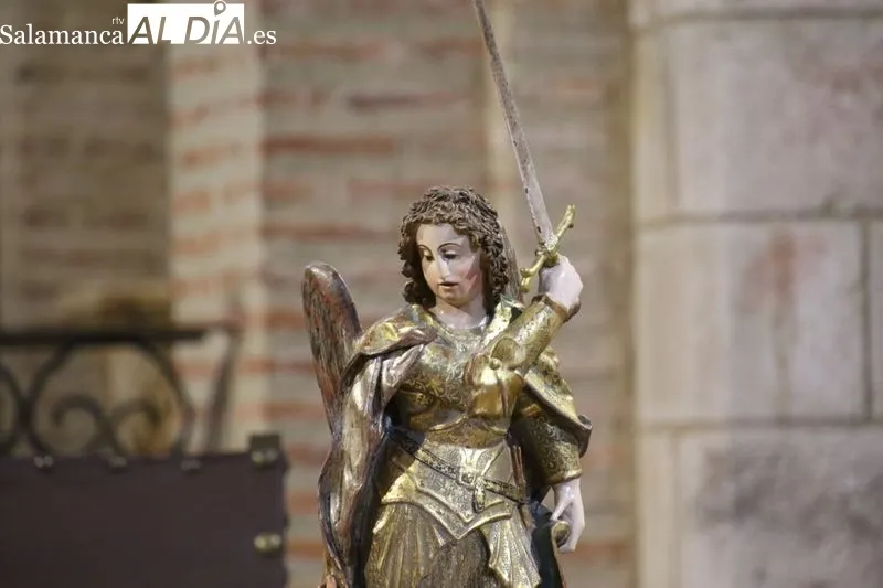 Foto 4 - La imagen de San Miguel vuelve a Alba completamente restaurada