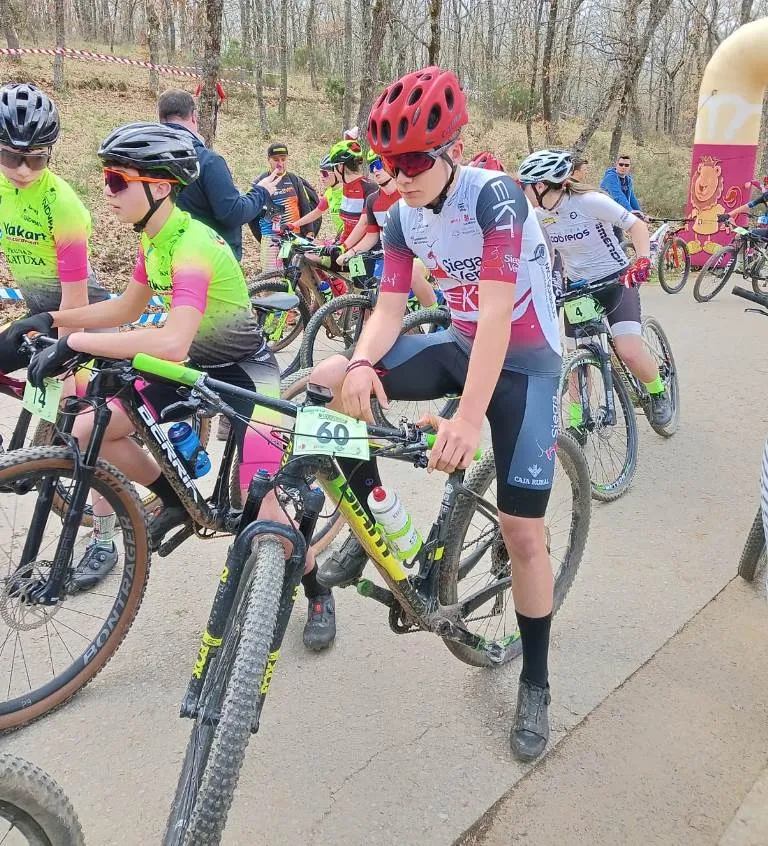Foto 2 - El equipo de Siega Verde sube puestos en la Aiarako Bira de &Aacute;lava