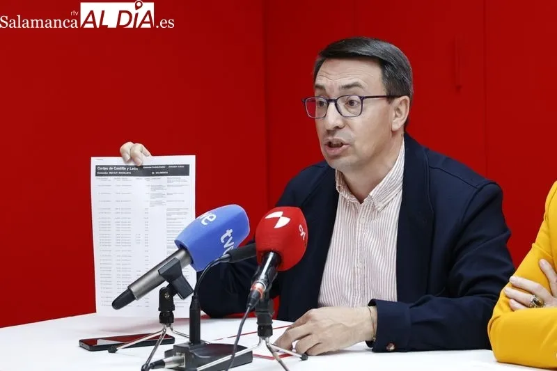 El procurador del PSOE por Salamanca, Fernando Pablos, en la sede del partido. Foto de David Sañudo