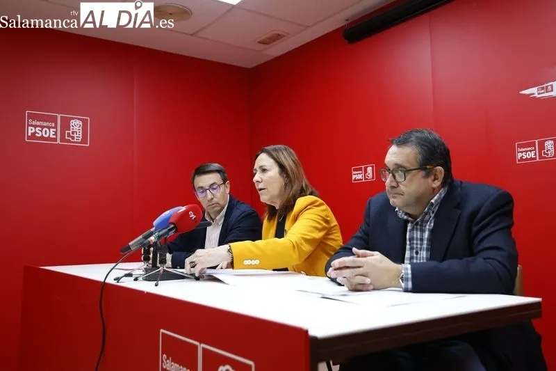 Los procuradores del PSOE por Salamanca, Fernando Pablos, Rosa Rubio y Juan Luis Cepa, en la rueda de prensa de este martes. Foto de David Sañudo