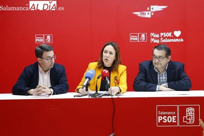 Los procuradores del PSOE por Salamanca, Fernando Pablos, Rosa Rubio y Juan Luis Cepa, en la rueda de prensa de este martes. Foto de David Sañudo