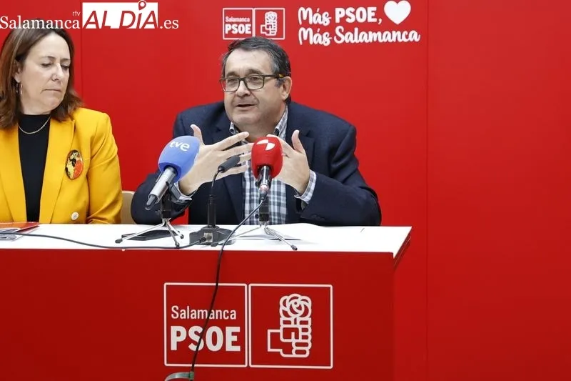 El procurador del PSOE por Salamanca, Juan Luis Cepa, en la sede del partido. Foto de David Sañudo