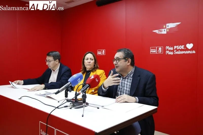 Los procuradores del PSOE por Salamanca, Fernando Pablos, Rosa Rubio y Juan Luis Cepa, en la rueda de prensa de este martes. Foto de David Sañudo