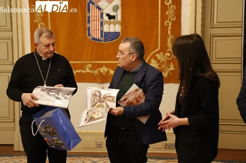 Presentación en el Ayuntamiento de la alfombra floral que enriquecerá la Semana Santa de Salamanca. Foto de David Sañudo