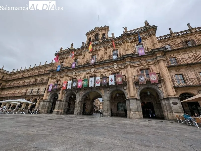 Emblemas de las hermandades, cofradías y congregaciones de la Semana Santa de Salamanca en la Plaza Mayor. Foto de David Sañudo