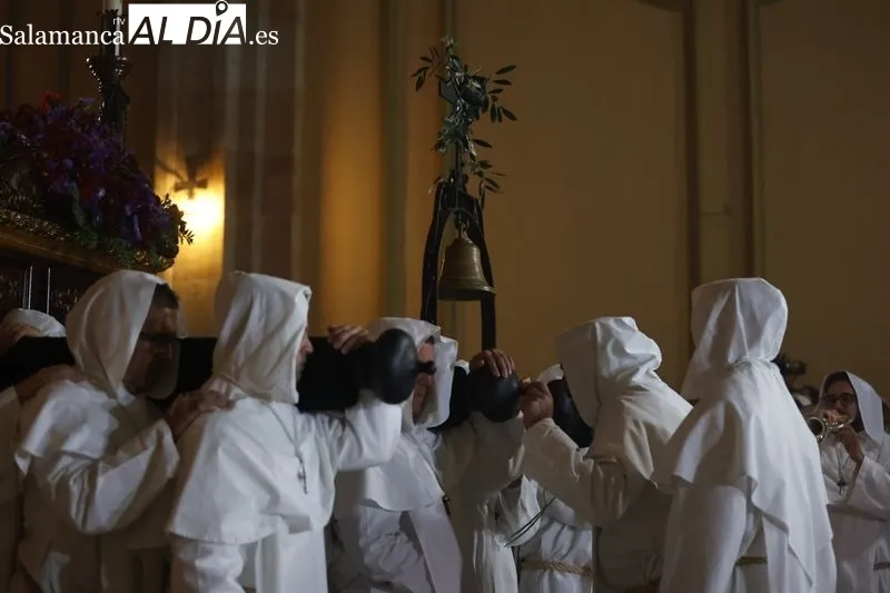 El Cristo del Amor y de la Paz procesiona en el interior del Arrabal | FOTOS: David Sañudo