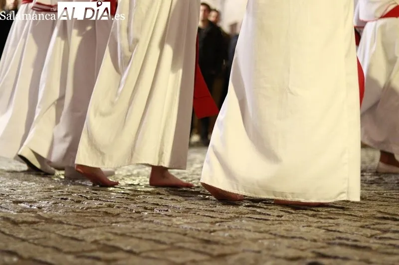 El Cristo de la Agonía Redentora y el Yacente desafían a la lluvia y desfilan por Salamanca | FOTOS: Raúl González Riego