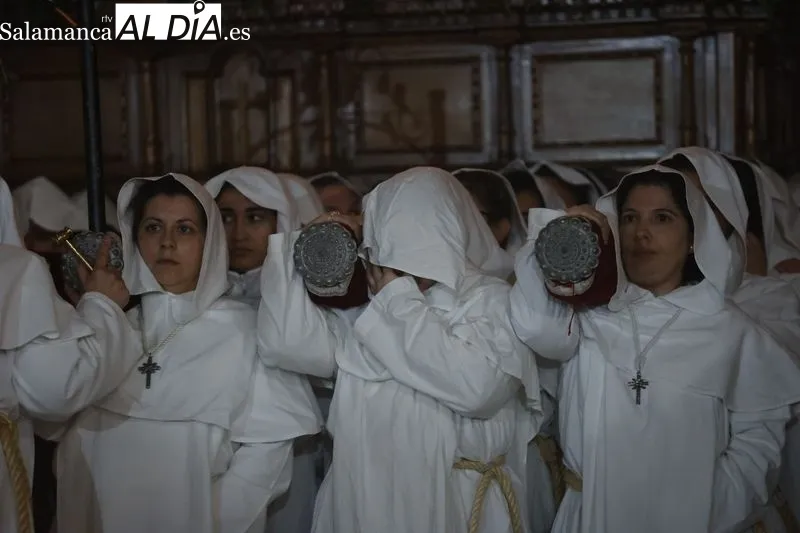 El Cristo del Amor y de la Paz procesiona en el interior del Arrabal | FOTOS: David Sañudo