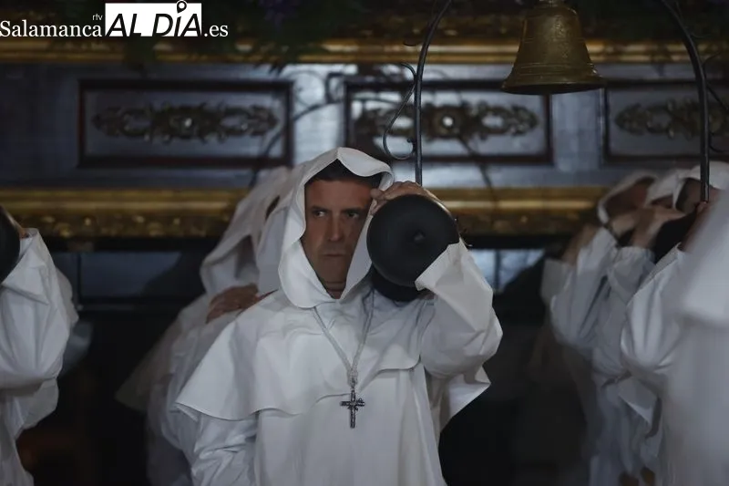 El Cristo del Amor y de la Paz procesiona en el interior del Arrabal | FOTOS: David Sañudo