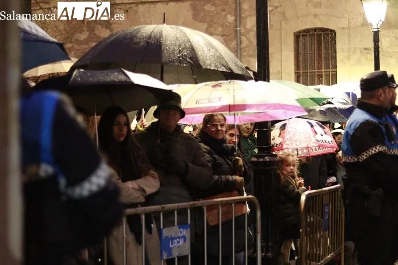 La lluvia y el viento obligan a suspender una nueva procesión: el Cristo de la Agonía no puede salir de Las Úrsulas | FOTOS: Raúl González Riego 
