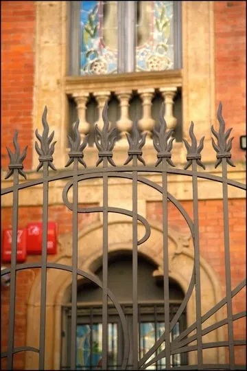 La puerta norte de la Casa Lis, la belleza modernista | Charo Alonso. José Amador Martín.