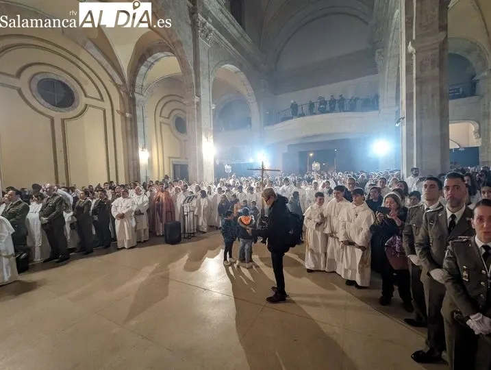 El Cristo del Amor y de la Paz procesiona en el interior del Arrabal | FOTOS: David Sañudo