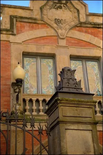 La puerta norte de la Casa Lis, la belleza modernista | Charo Alonso. José Amador Martín.
