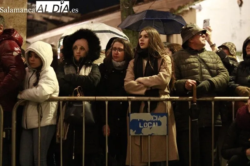 La lluvia y el viento obligan a suspender una nueva procesión: el Cristo de la Agonía no puede salir de Las Úrsulas | FOTOS: Raúl González Riego 