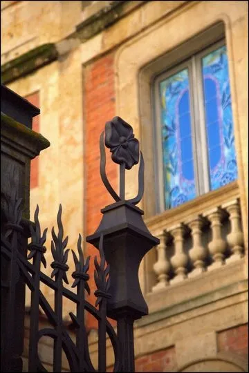 La puerta norte de la Casa Lis, la belleza modernista | Charo Alonso. José Amador Martín.